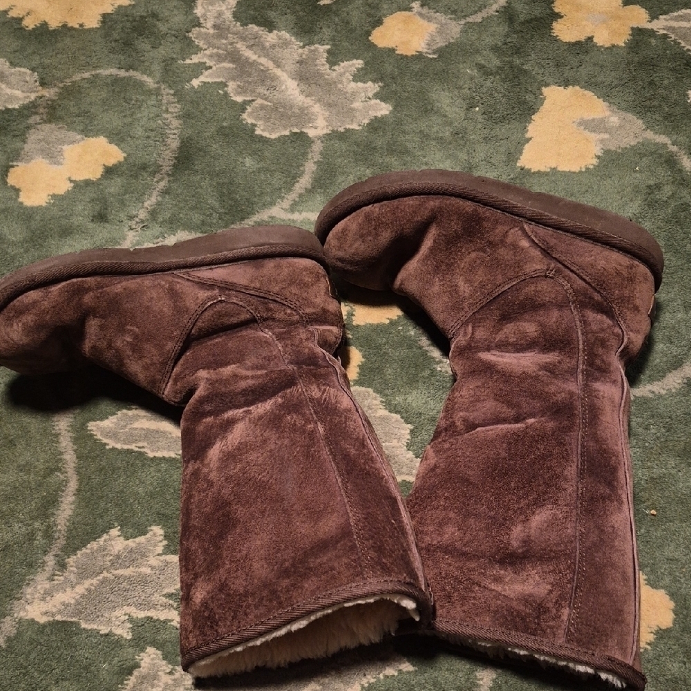 UGG Brown Winter Boots with Cream Lining - Picture 7 of 10